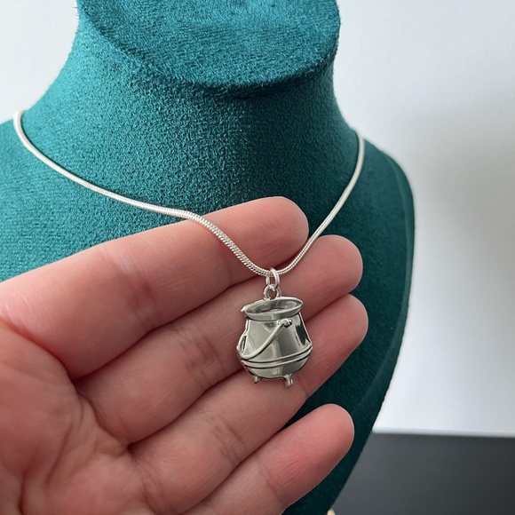 Harry Potter Jewelry ✨ Silver Cauldron Necklace - Picture 1 of 3